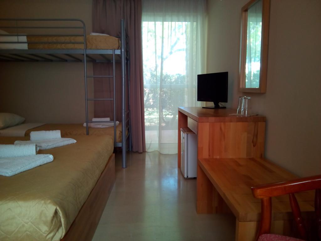 Marzi Beach And Bungalows Hotell Kokkónion Rom bilde